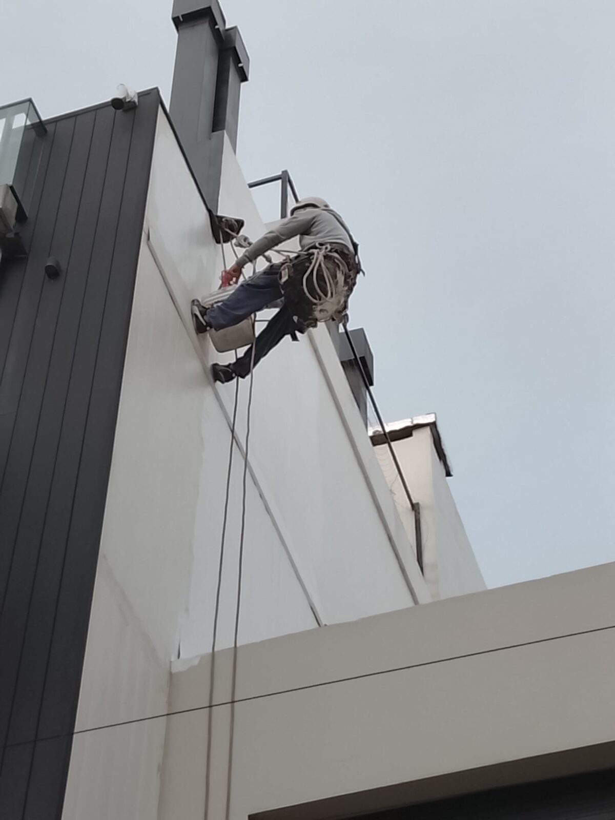 Trabajo en altura con sistema de posicionamiento sobre cuerdas en fachada de edificio
