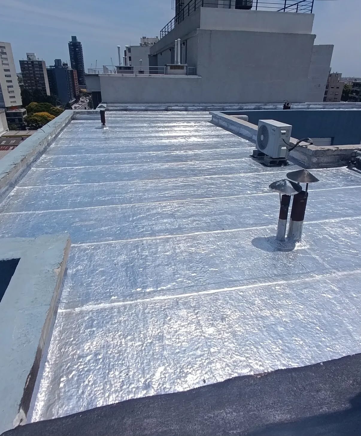 Impermeabilización de azotea con membrana en edificio, vista panorámica de la ciudad